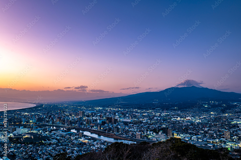 静岡県沼津市の街並みと夕焼けの富士山
