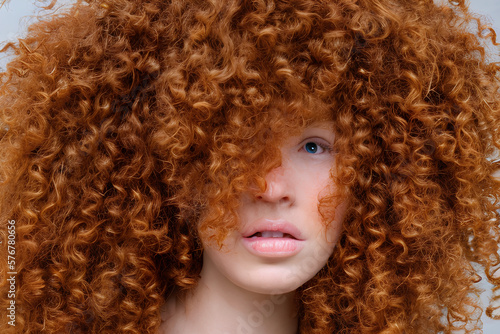 Mulher modelo com cabelos ruivos cacheados  photo