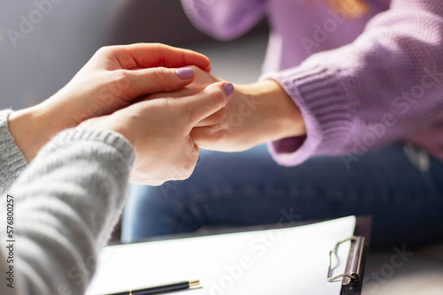 Cuadro en lienzo Close therapist holding clipboard, touching patients hands