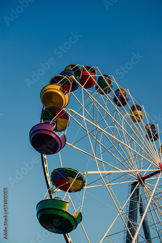 Obraz na płótnie Ferris wheel on a blue sky w salonie