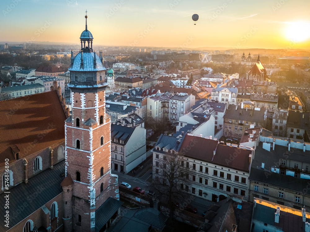 Krajobraz starego miasta, widok z góry z wieżą kościoła i balonem nad miastem - obrazy, fototapety, plakaty 