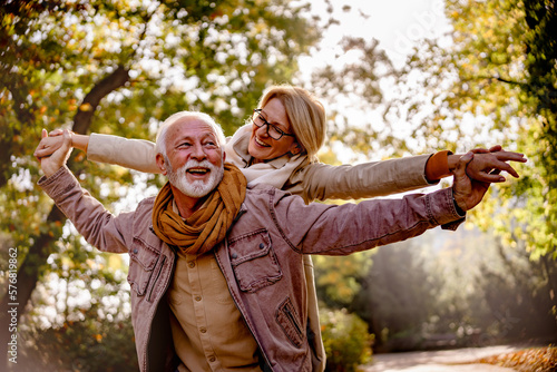 Foto Cheerful pensioners enjoying their life together having fun outdoors in the park