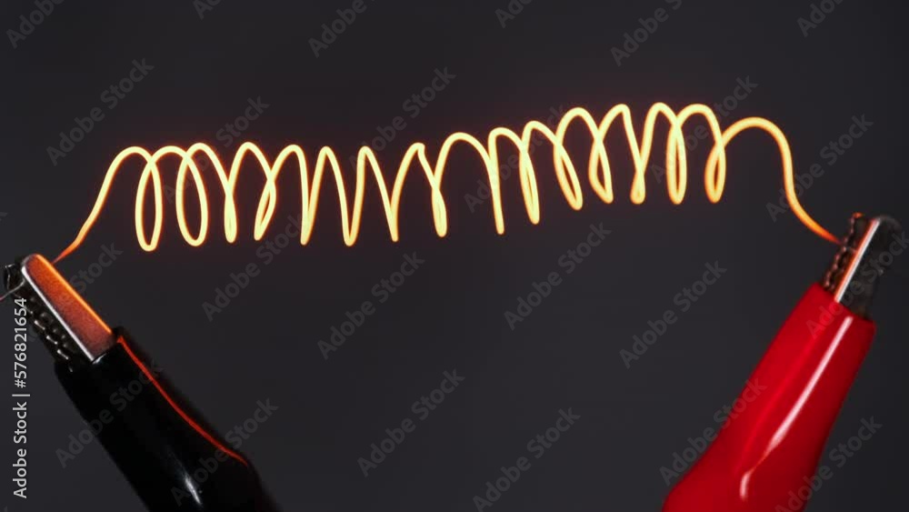 Vidéo Stock Nichrome is heated to red under the influence of an