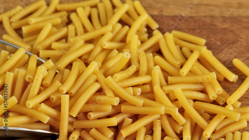 pâtes macaroni crues en gros plan