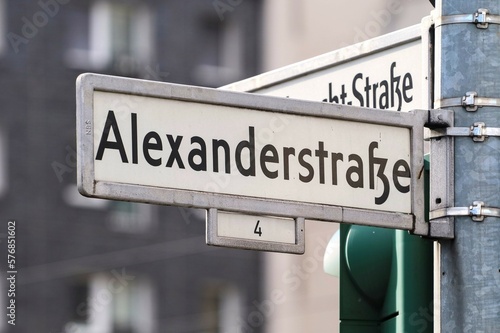 Straßenschild Alexanderstraße am Alexanderplatz in Berlin Mitte © philipk76
