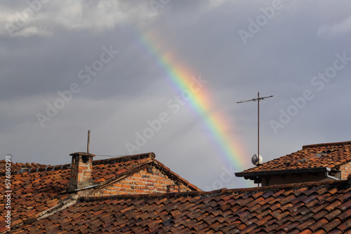 Arco iris sobre tejado en día nublado
