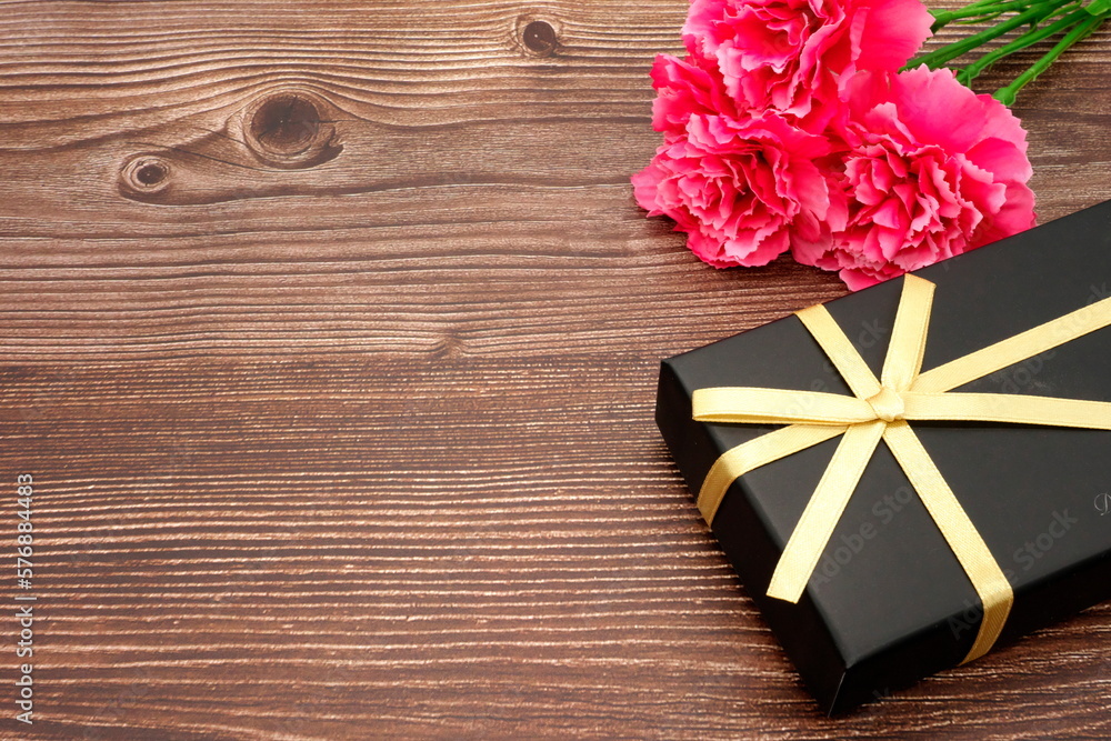 Mother's Day carnations and gifts (wood grain background) Mother's Day carnations and gifts (wood grain background)