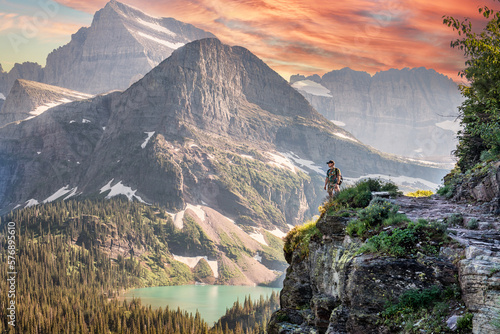 Foto Tourist man haiking on mointain trail in Glacier National Park in Montana