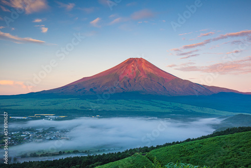 忍野村から富士山と雲海