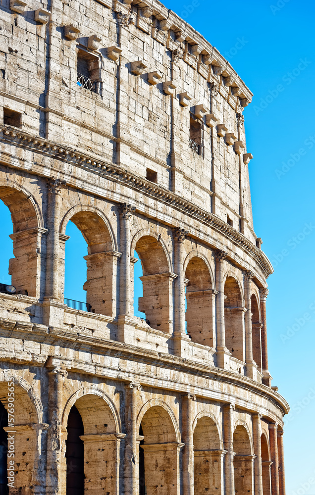 Obraz premium A wall fragment of Colosseum amphitheater in Rome, Italy