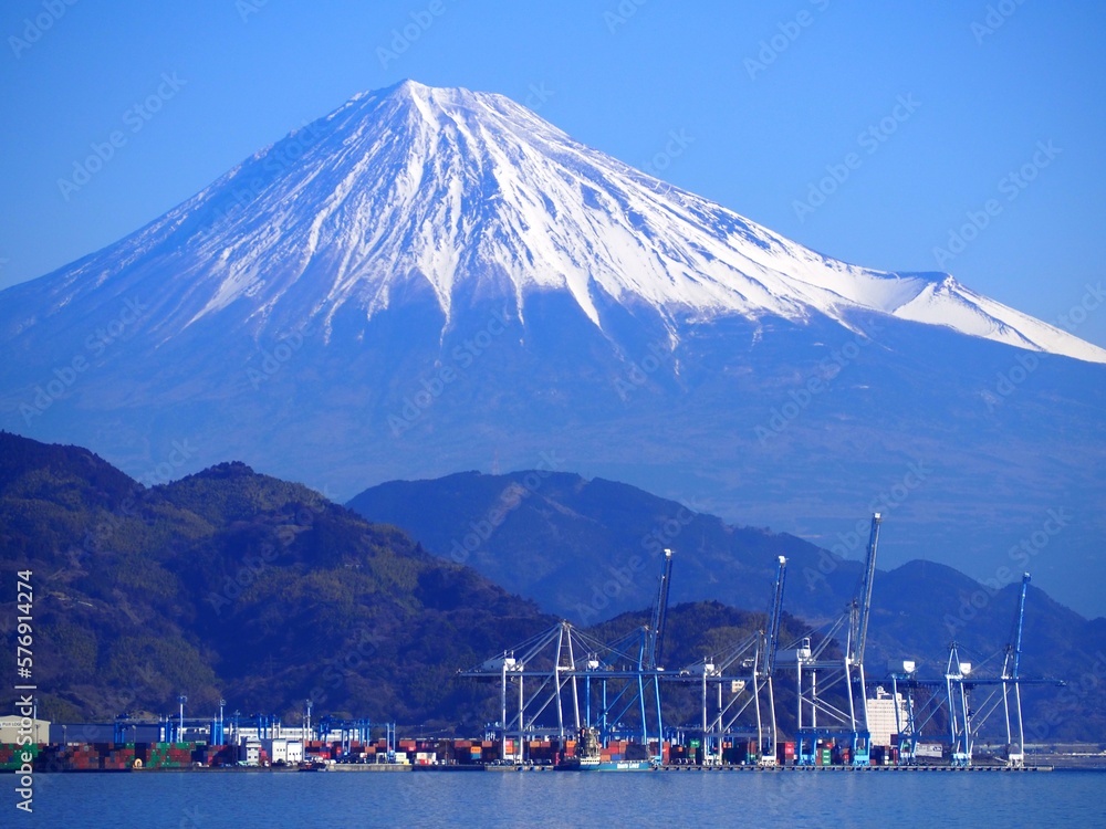 ＜静岡市清水＞清水港からみた興津ふ頭越しの富士山