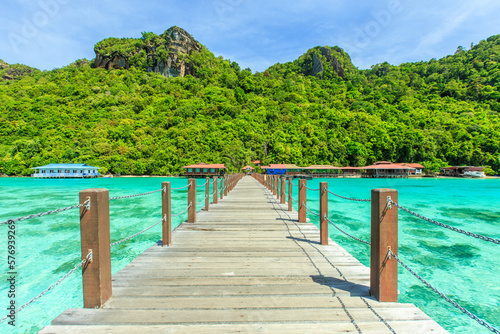 Corals reef and islands seen from the jetty of Bohey Dulang Island, Sabah, Malaysia. © Yusnizam Yusof