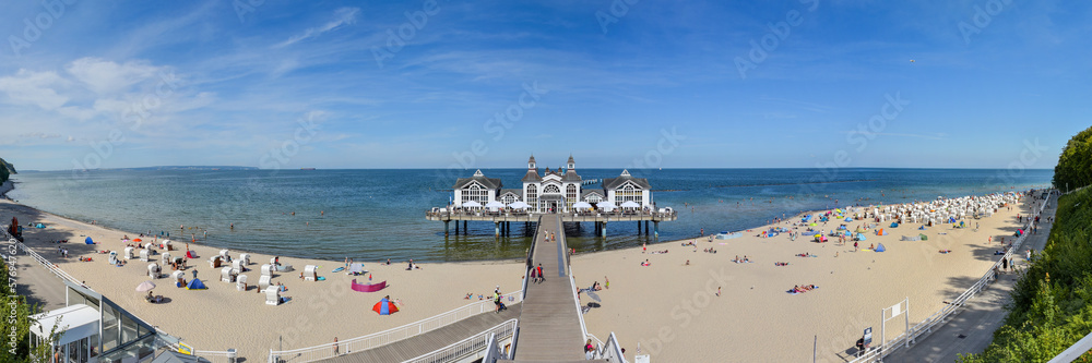 Obraz premium Panorama Ostseestrand und Seebrücke in Sellin / Insel Rügen