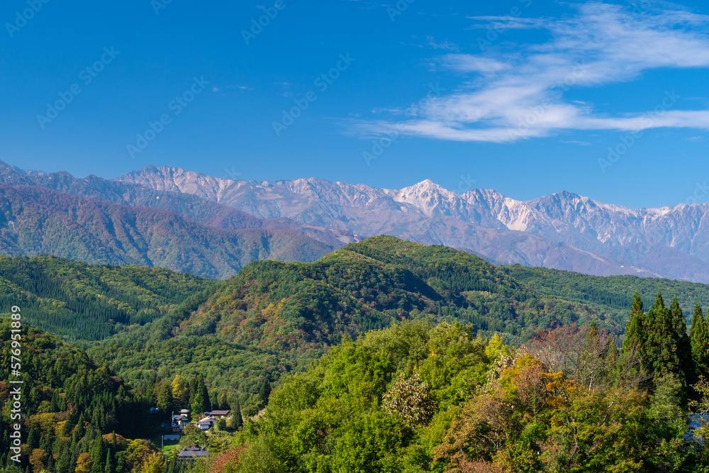 Naklejka premium 白馬三山と山村