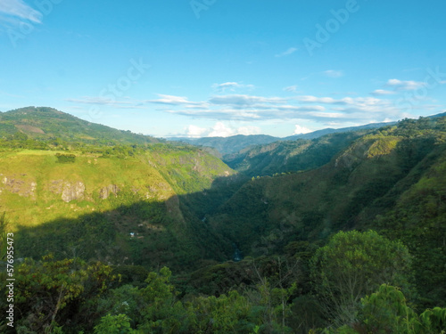 Poco antes del atardecer, en el area superior del canon del magdalena, huila, colombia, 