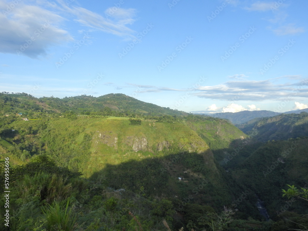 Poco antes del atardecer, en el area superior del canon del magdalena, huila, colombia, 