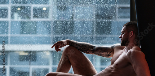 Foto Man window on rainy weather looking through the window with rain drops, autumn banner