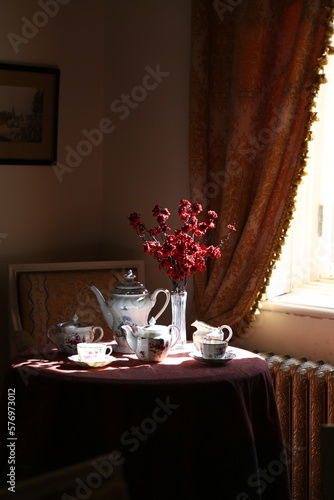 Foto Tea-set and flowers