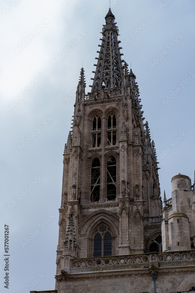 El campanario de la Catedral de Burgos bajo el cielo soleado vista desde abajo viendo los detalles de las vidrieras. El campanario de la Catedral de Burgos bajo el cielo soleado vista desde abajo viendo los detalles de las vidrieras.