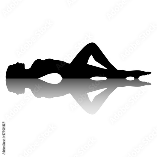 Silueta aislada de mujer desnuda acostada con rodilla levantada con sombra o reflejo en el suelo