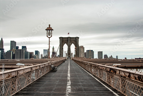 Morning peace on Brooklyn Bridge © jose