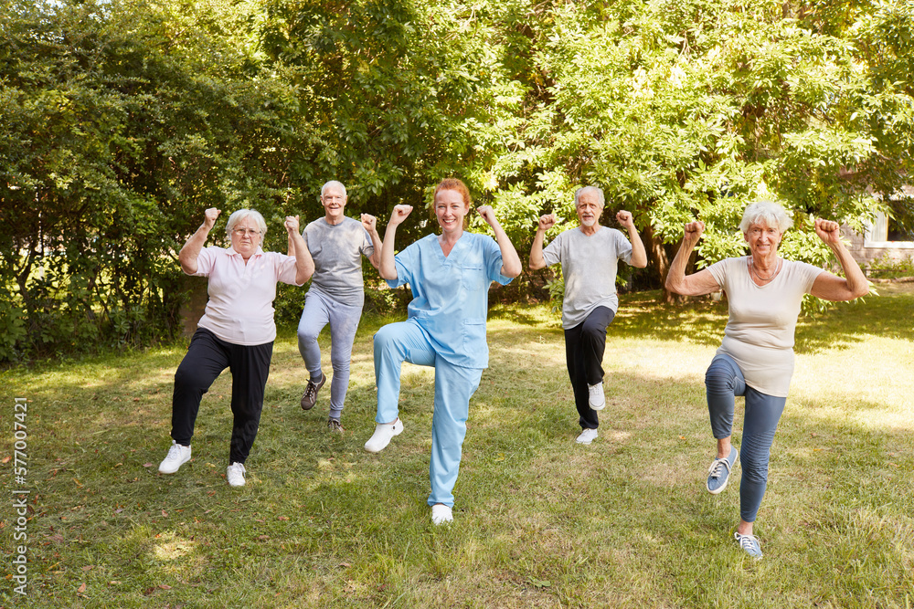 Obraz premium Senior group and trainer do aerobics together