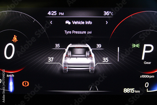 Obraz na płótnie Tyre Pressure display in a new vehicle instrument screen w salonie