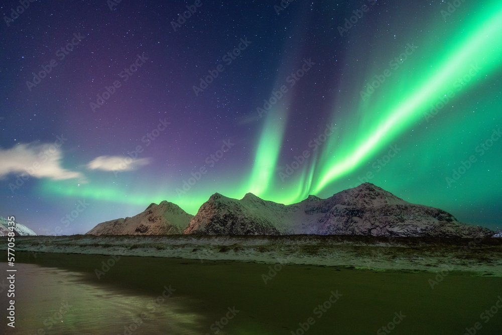 Aurora borealis am Skaksanden beach in Norwegen