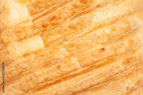 Foto Close-up fragment of a puff pastry as a backdrop texture composition