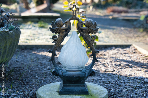 wunderschöne Grablampe mit zwei Engeln  auf einem Friedhof in Ratingen photo