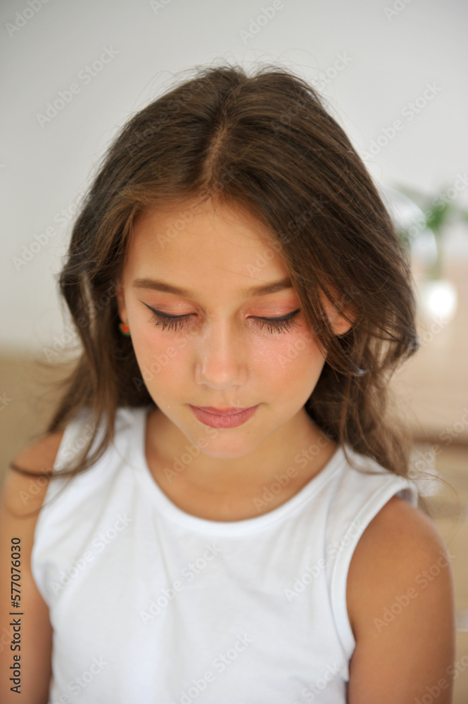 menina feliz com maquiagem suave em casa a vontade menina feliz com maquiagem suave em casa a vontade