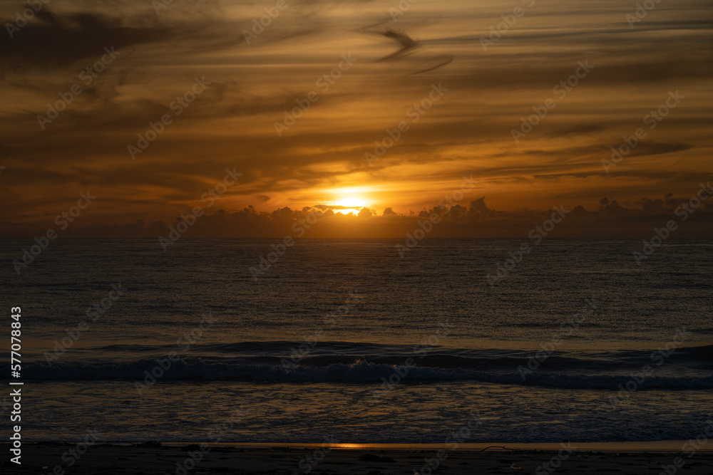 日の出と海