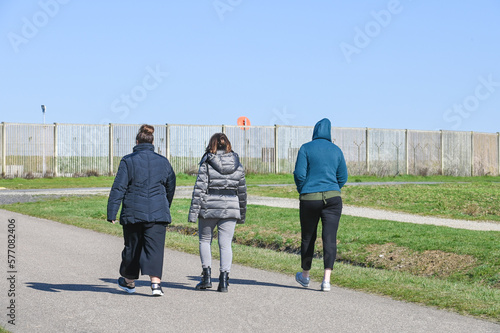 famille jeune balade promenade chemin climat saison manteau groupe ami sentier enfants © JeanLuc