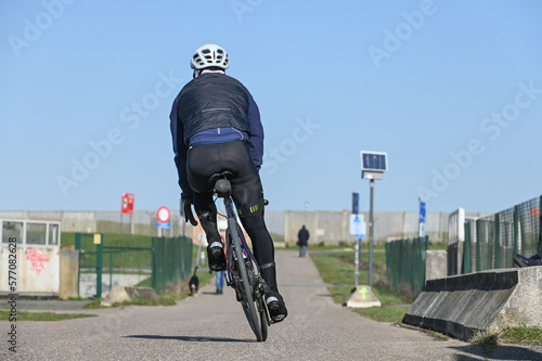 sport cyclisme velo coureur sportif piste cyclable mobilité santé casque photo