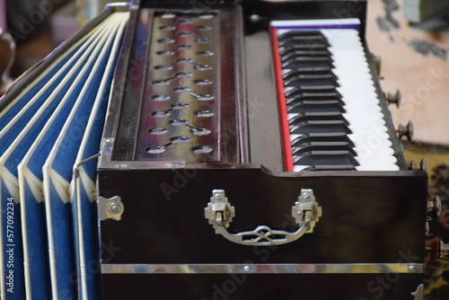 Foto Traditional Indian harmonium musical instrument photo with wooden body, blue bel