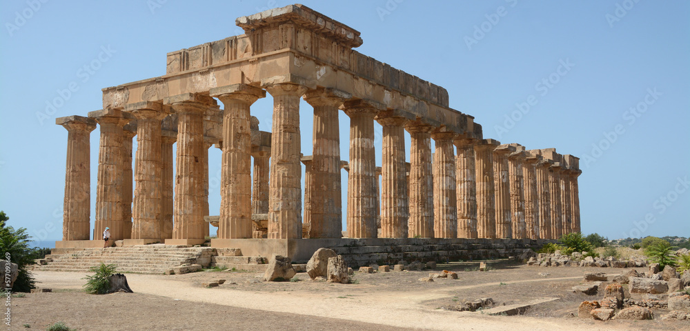 Selinunte was an ancient city located on the southwestern coast of Sicily. The Temple of Athena and the Temple of the Dioscuri are famous. 