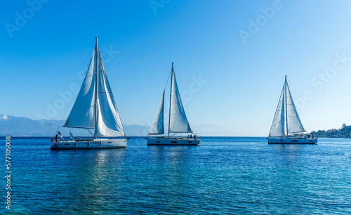 Fotografiet boats and yachts at the sailing regatta on open water