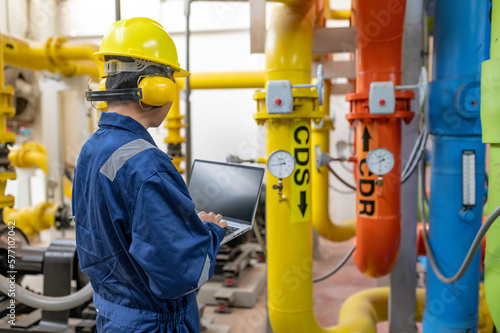 Maintenance technician at a heating plant,Petrochemical workers supervise the op Fototapet