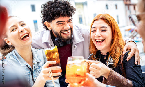 Photography Trendy people having fun drinking at open air bar dehor - Beverage life style co