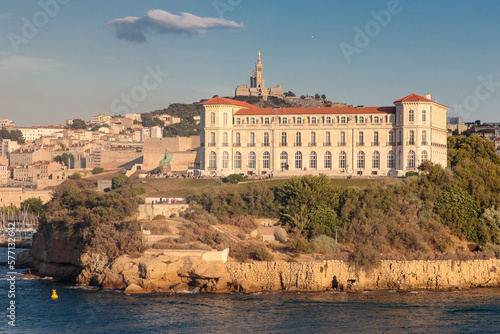 Le Palais du Pharo devant Notre-Dame de la Garde