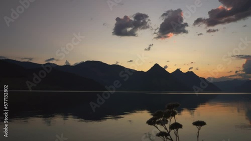 Der Tag erwacht in Ennetbürgen am Vierwaldstettersee. Kurz vor Sonnenaufgang, Blick über den See auf den Vitznauer- und Gersauerstock. photo