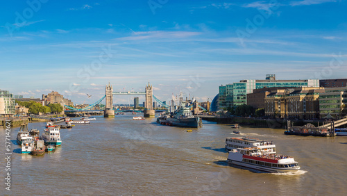 Fotografiet Tower Bridge and HMS Belfast warship in London