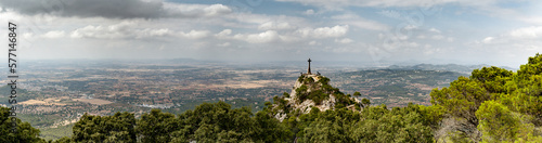Panoramablick mit dem Kreuz bei Sant Salvador auf Mallorca