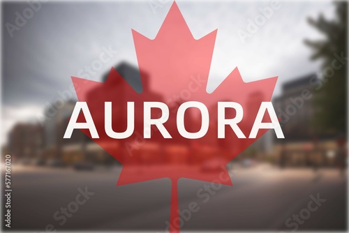 Aurora: Der Name der kanadischen Stadt Aurora in der Provinz Ontario vor einem Foto mit dem kanadischen Ahornblatt