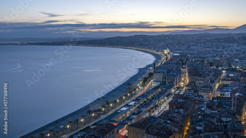 Panorama magnifique sur la baie des anges et la promenade des anglais à Nice sur la Côte d'Azur  entre le coucher de soleil et l'heure dorée