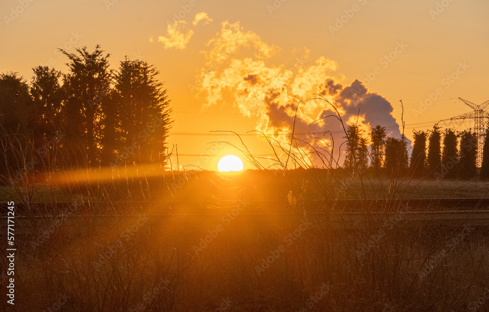 Fototapeta premium Energieversorgungs-Systeme im Sonnenuntergang