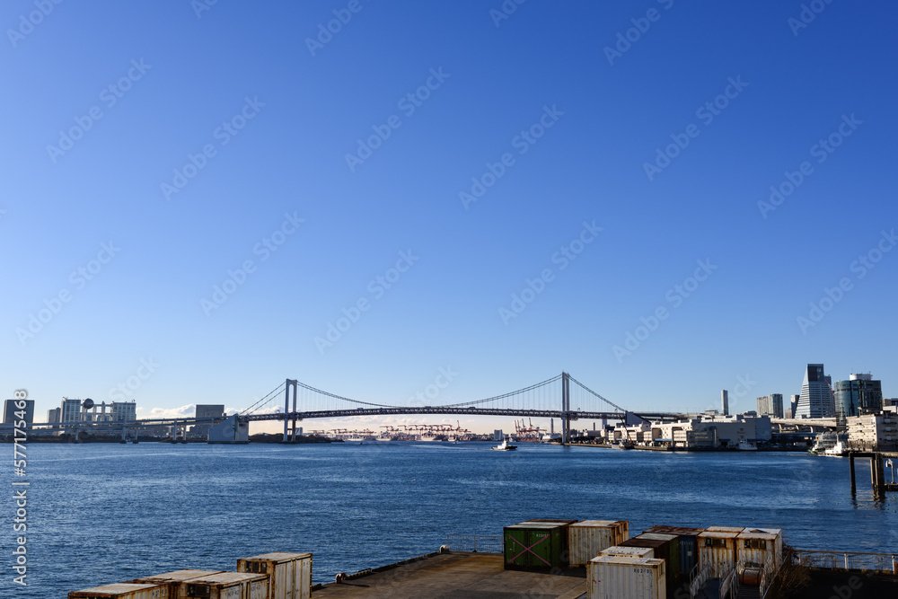 Fototapeta premium 早朝の竹芝ふ頭と東京湾レインボーブリッジ
