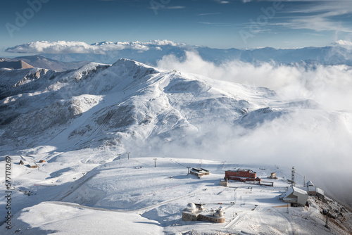 tramonto su campo imperatore innevato, in abruzzo