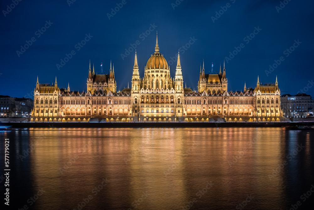 panorama di budapest al tramonto, con vista sul parlamento