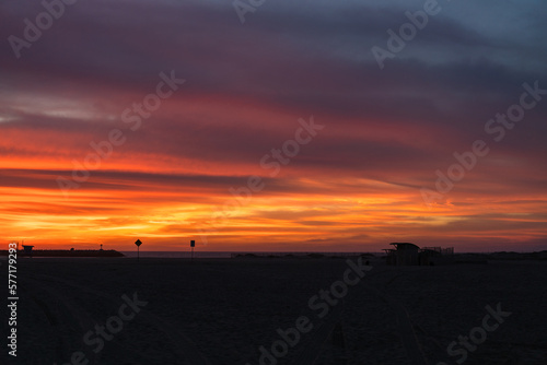 Fototapeta Naklejka Na Ścianę i Meble -  sunset over on the coast of LA 